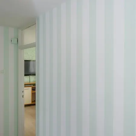 Joke Apartment *